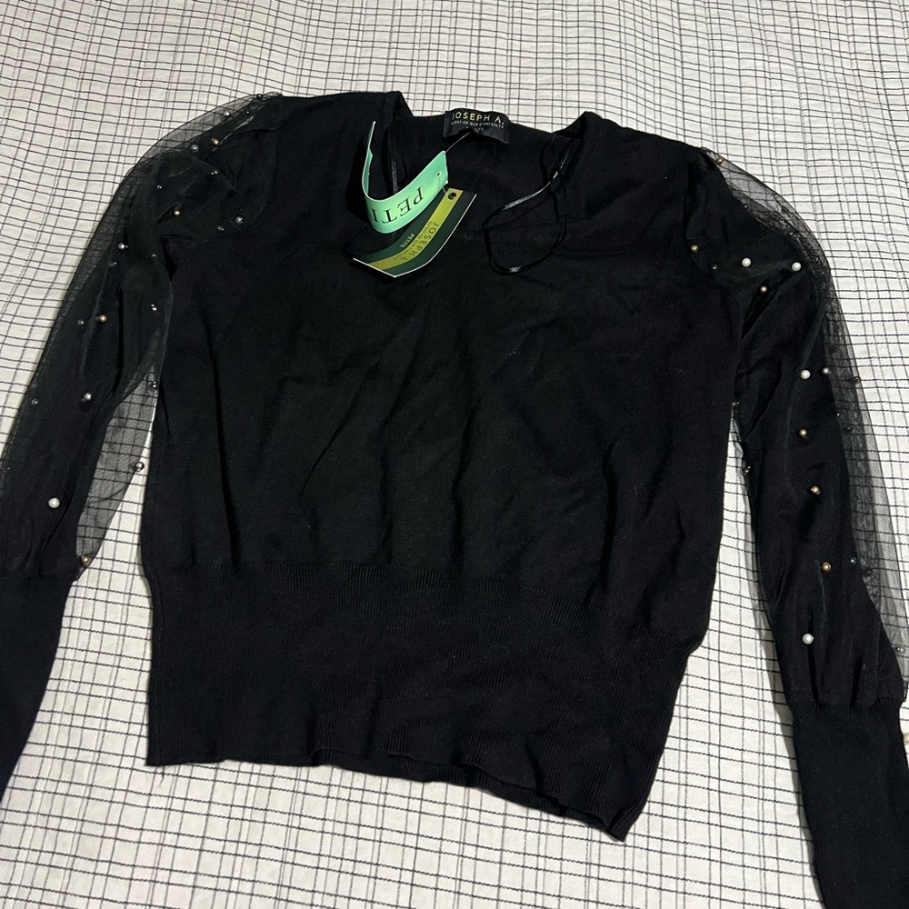 Black women's t-shirt with pearl details on the sleeves, super cute tight